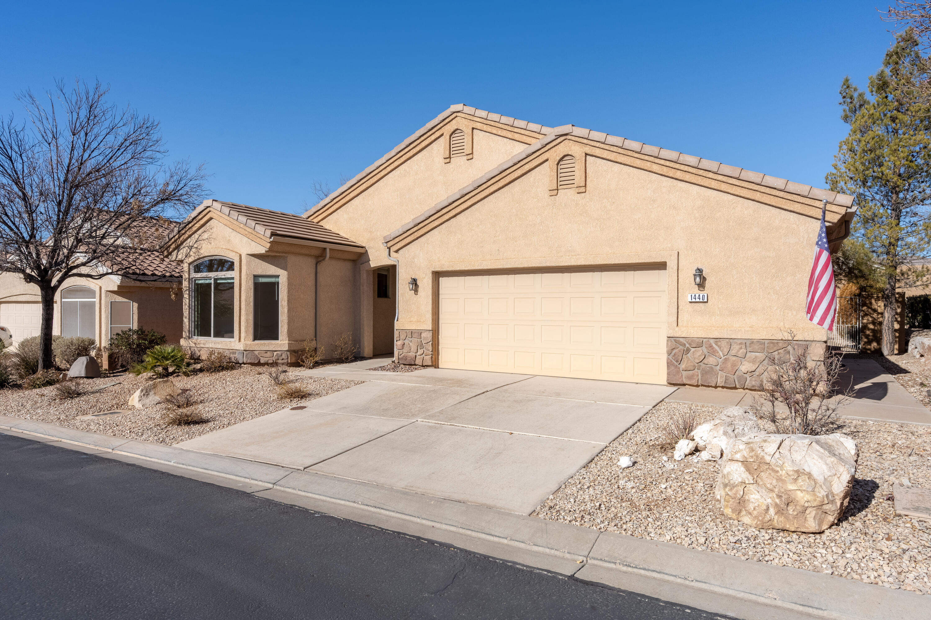 Cliffrose model close to the Sun River Clubhouse. Office/Den & oversized garage as well as a private backyard with no neighbors behind you! Move in ready with views! Don't miss out on this lowest price per square foot &  well taken care of beauty in Sun River!