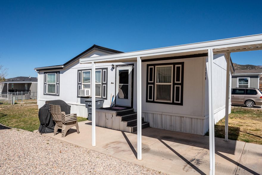 This 1,248 sq ft double-wide manufactured home offers 3 bedrooms and 2 full bathrooms with a comfortable, easy-to-live-in layout. The home includes a spacious living area, functional kitchen, and a primary bedroom with its own private bathroom.
Located in an HOA community, the monthly fee is $599.50, plus $90 for dogs (if applicable) and $95 for water, trash, and sewer. Buyers must complete an HOA application and pass a background check prior to purchase.