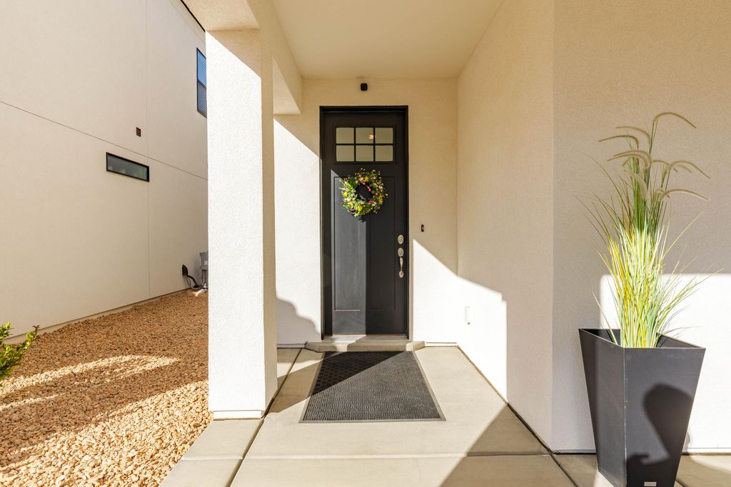 Photo of 656 W JUNIPER HILL DR, Saint George, UT 84790 (MLS # 26-268600)