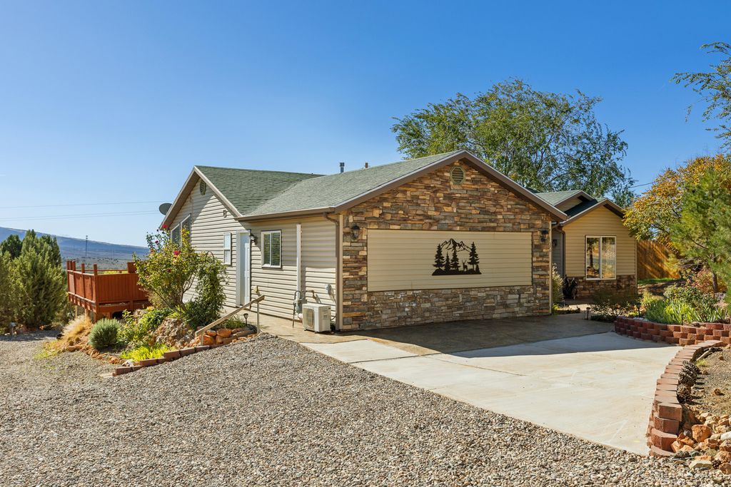 Photo of 370 E Foothill CIR, Central, UT 84722 (MLS # 25-266175)
