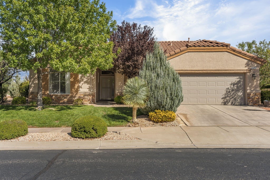 Photo of 4325 Ironwood DR, Saint George, UT 84790 (MLS # 26-277281)
