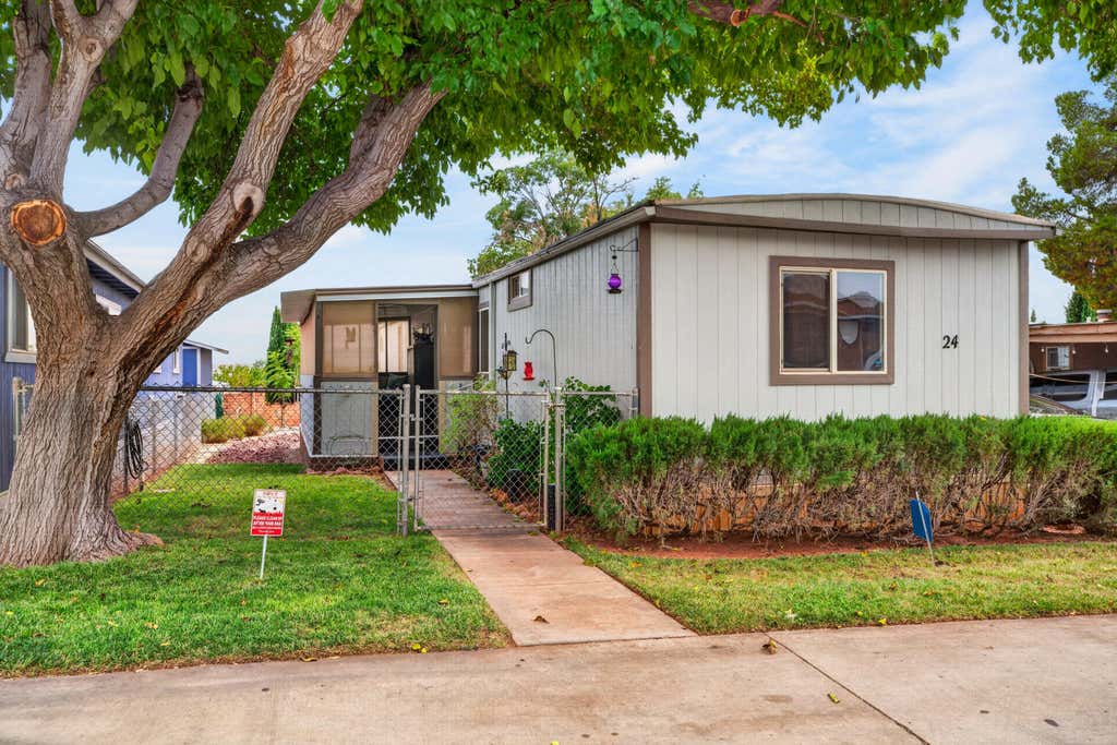 Photo of 1574 N Dixie Downs RD 24 #24, Saint George, UT 84770 (MLS # 26-275248)