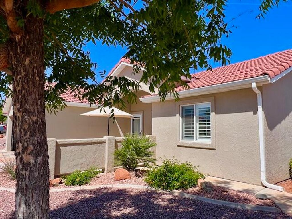Photo of 517 E PADRE LAKES DR, Ivins, UT 84738 (MLS # 26-271446)