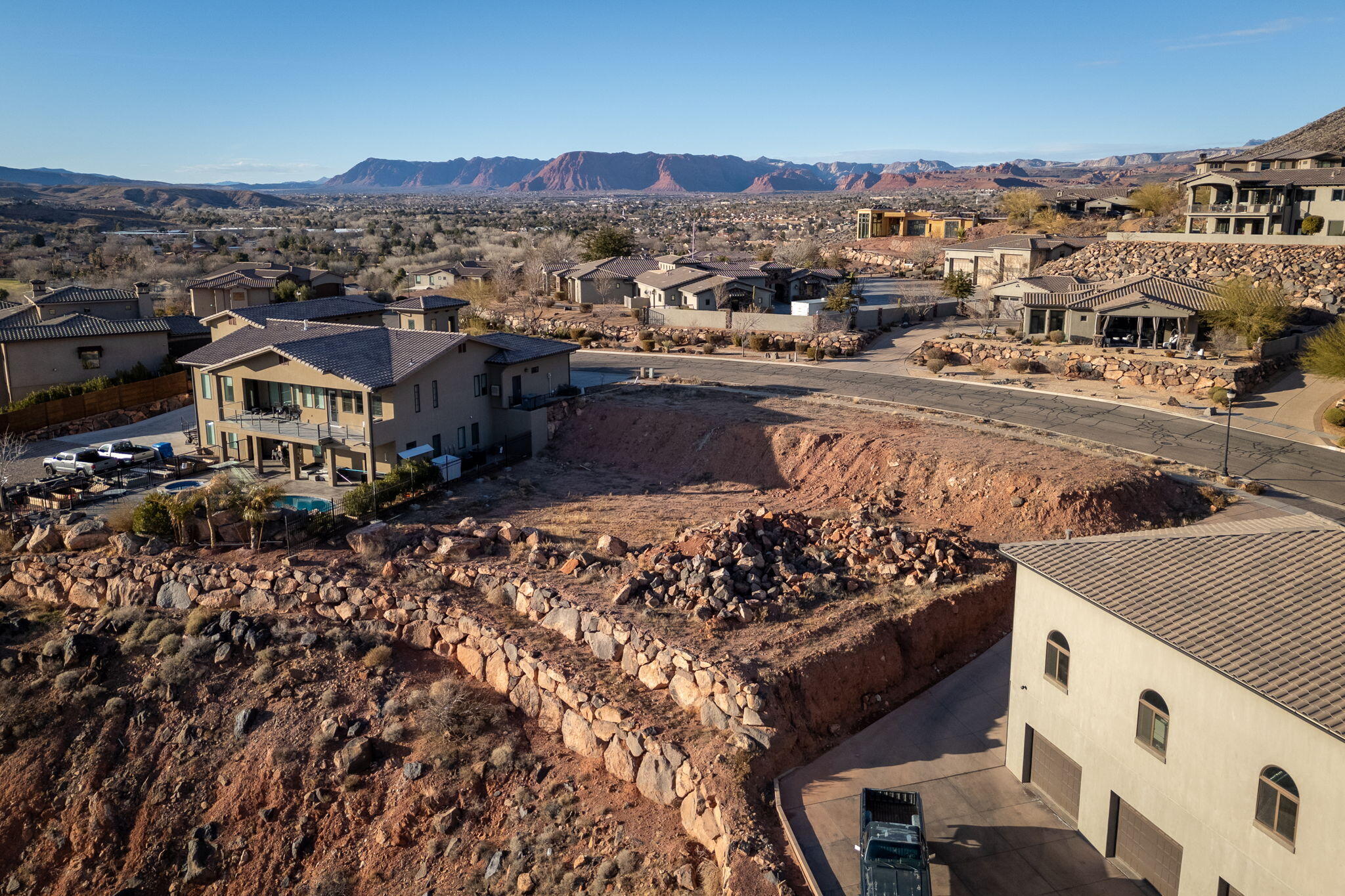 WHISPER RIDGE - Land