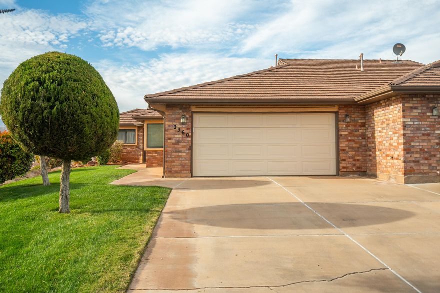 This charming townhouse in Legacy of Southgate offers breathtaking views and is just minutes from shopping, dining, and I-15. The HVAC system and water heater were replaced in 2021