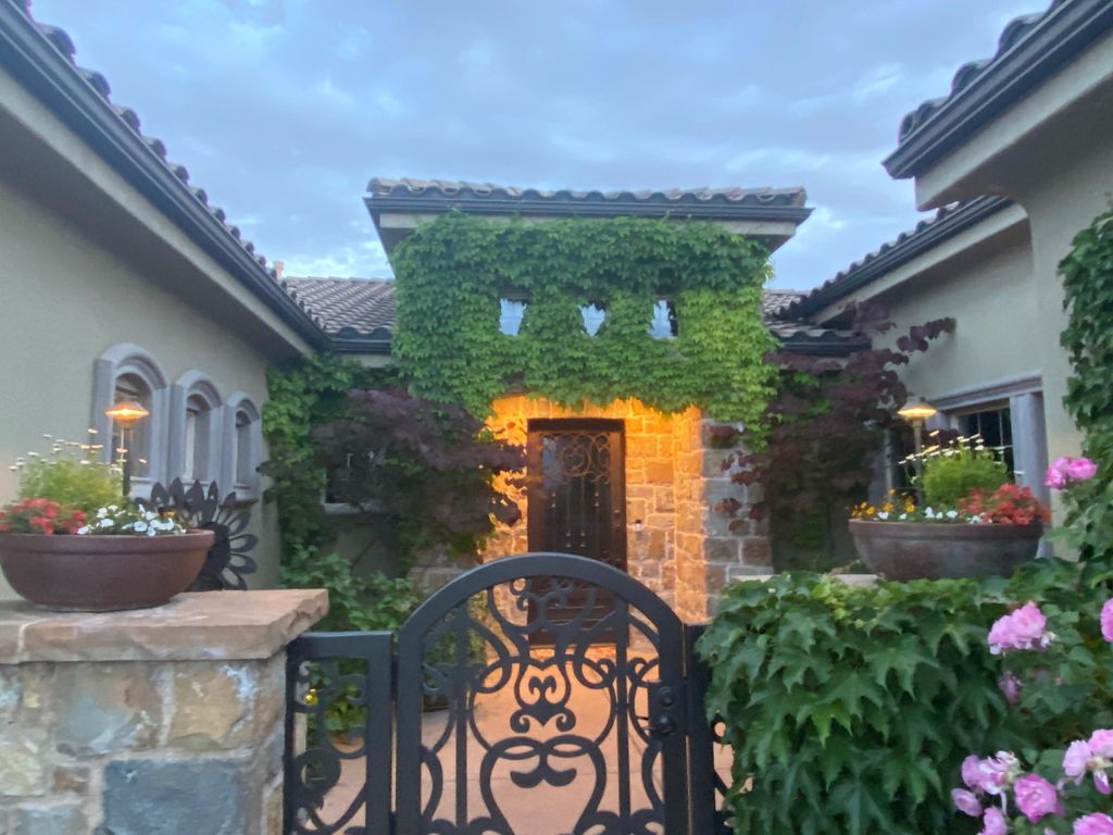 Photo of 2426 E SPRINGS DR, Saint George, UT 84790 (MLS # 25-266295)