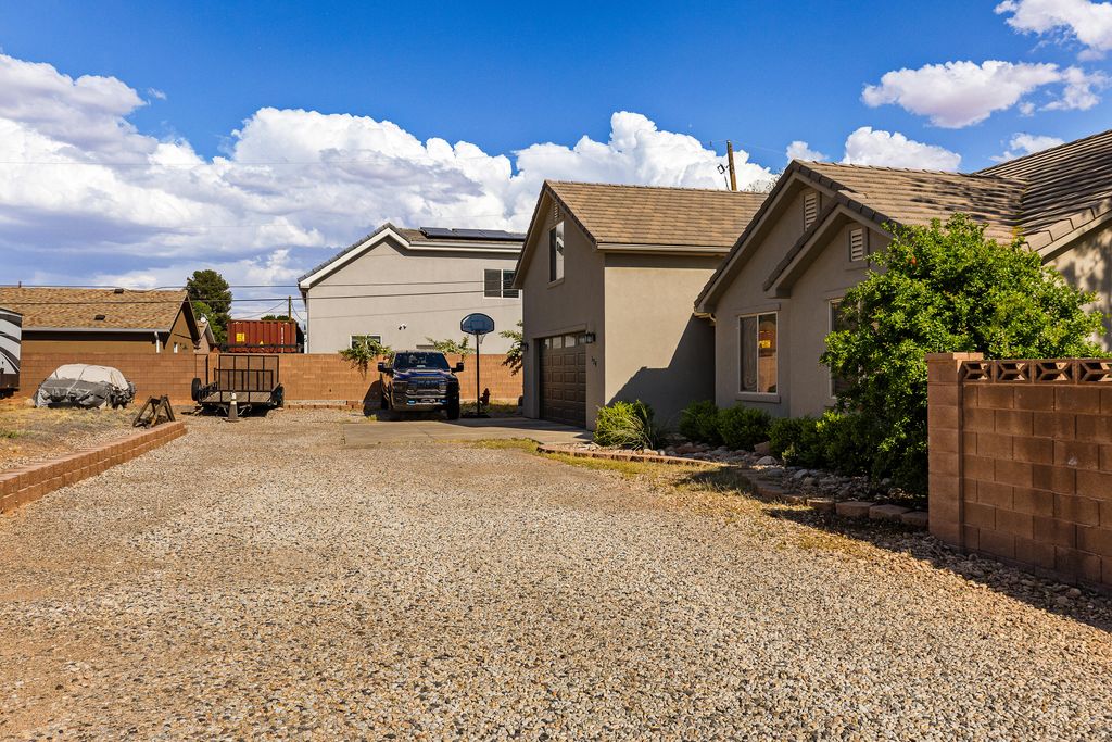 Photo of 134 N 300 W, Washington, UT 84780 (MLS # 26-271339)