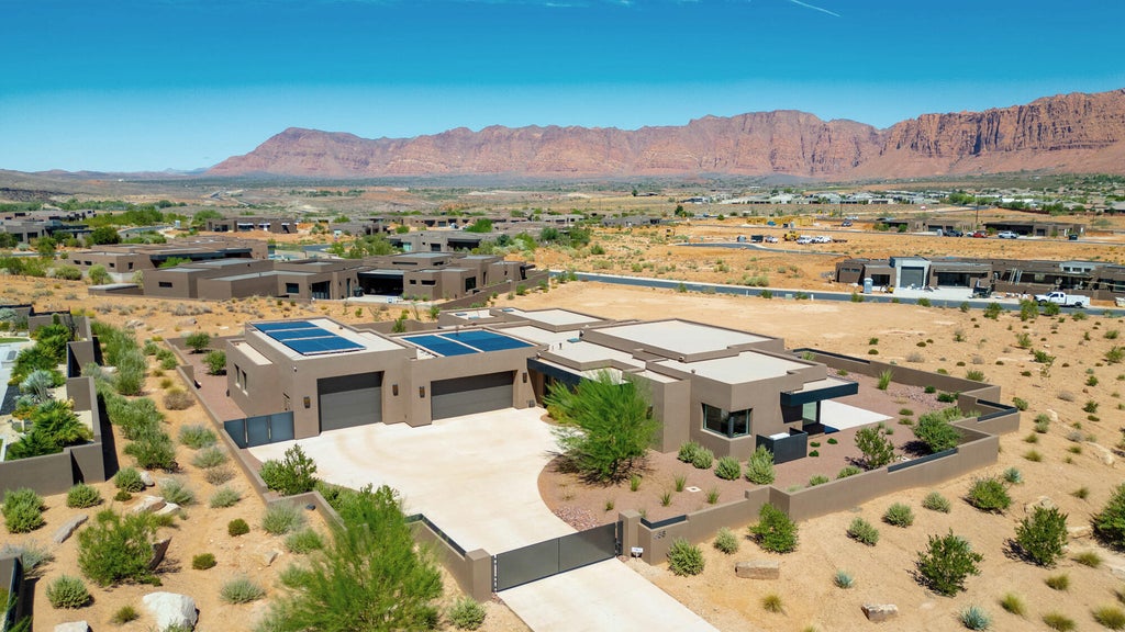 Photo of 638 S Juniper Way, Ivins, UT 84738 (MLS # 26-276368)