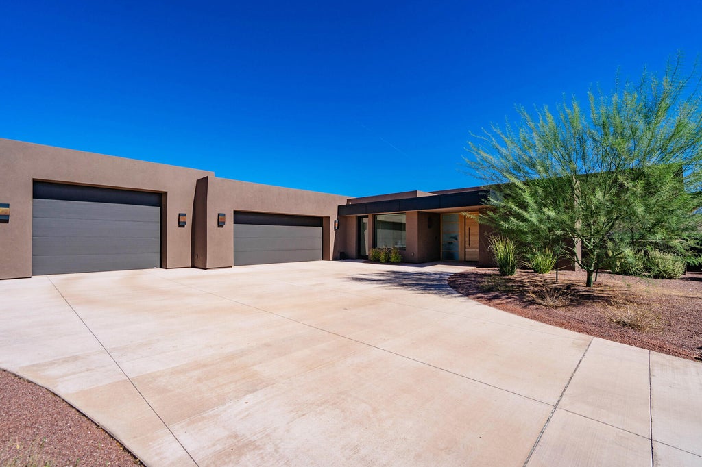 Photo of 638 S Juniper Way, Ivins, UT 84738 (MLS # 26-276368)