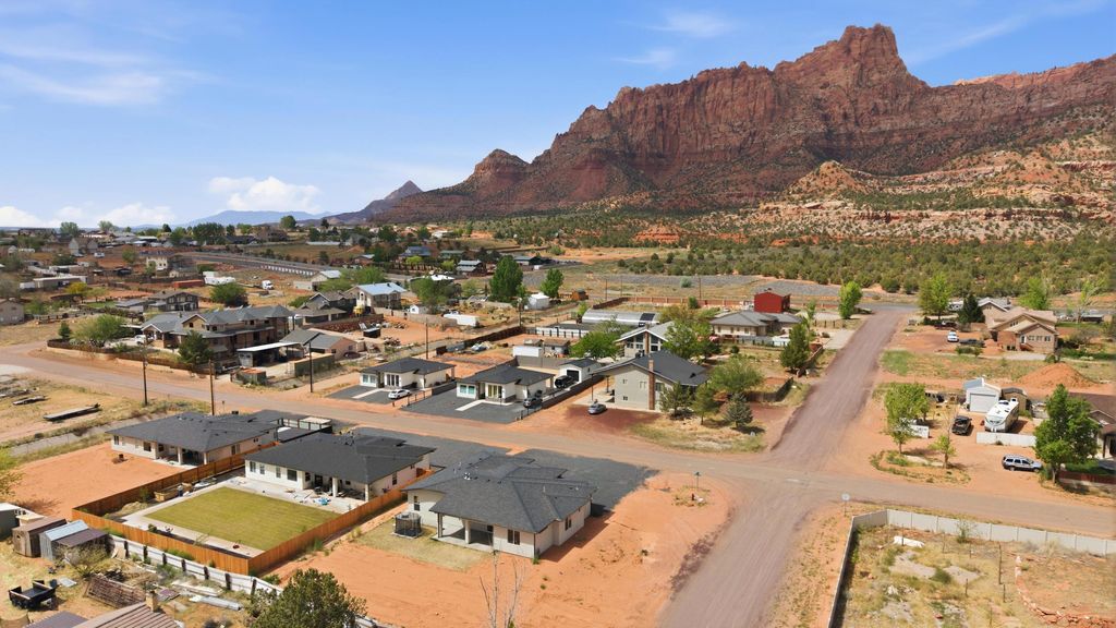 Photo of 615 W FIELD Ave, Hildale, UT 84784 (MLS # 26-271530)