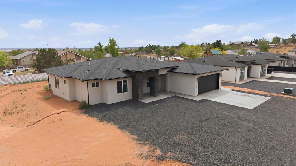 Photo of 615 W FIELD Ave, Hildale, UT 84784 (MLS # 26-271530)