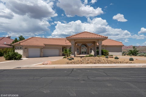 Photo of 1210 W LIONS HEAD DR, Washington, UT 84780 (MLS # 26-273411)