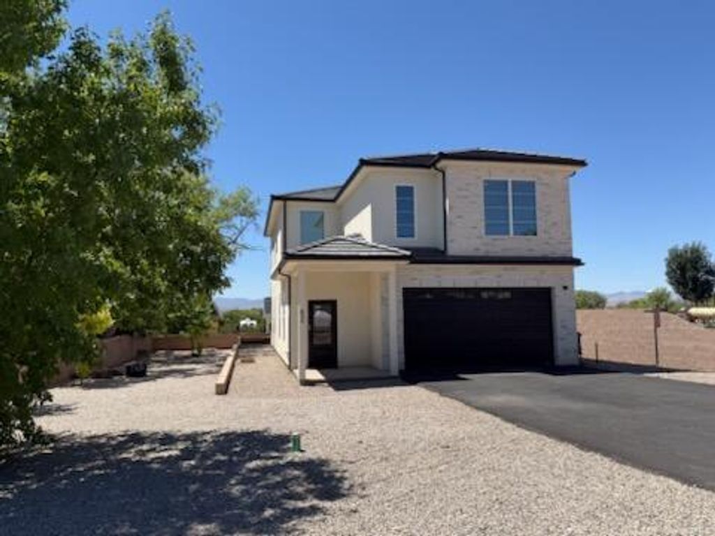 Photo for 62 E 400 S, Washington, UT 84780 (MLS # 25-266229)