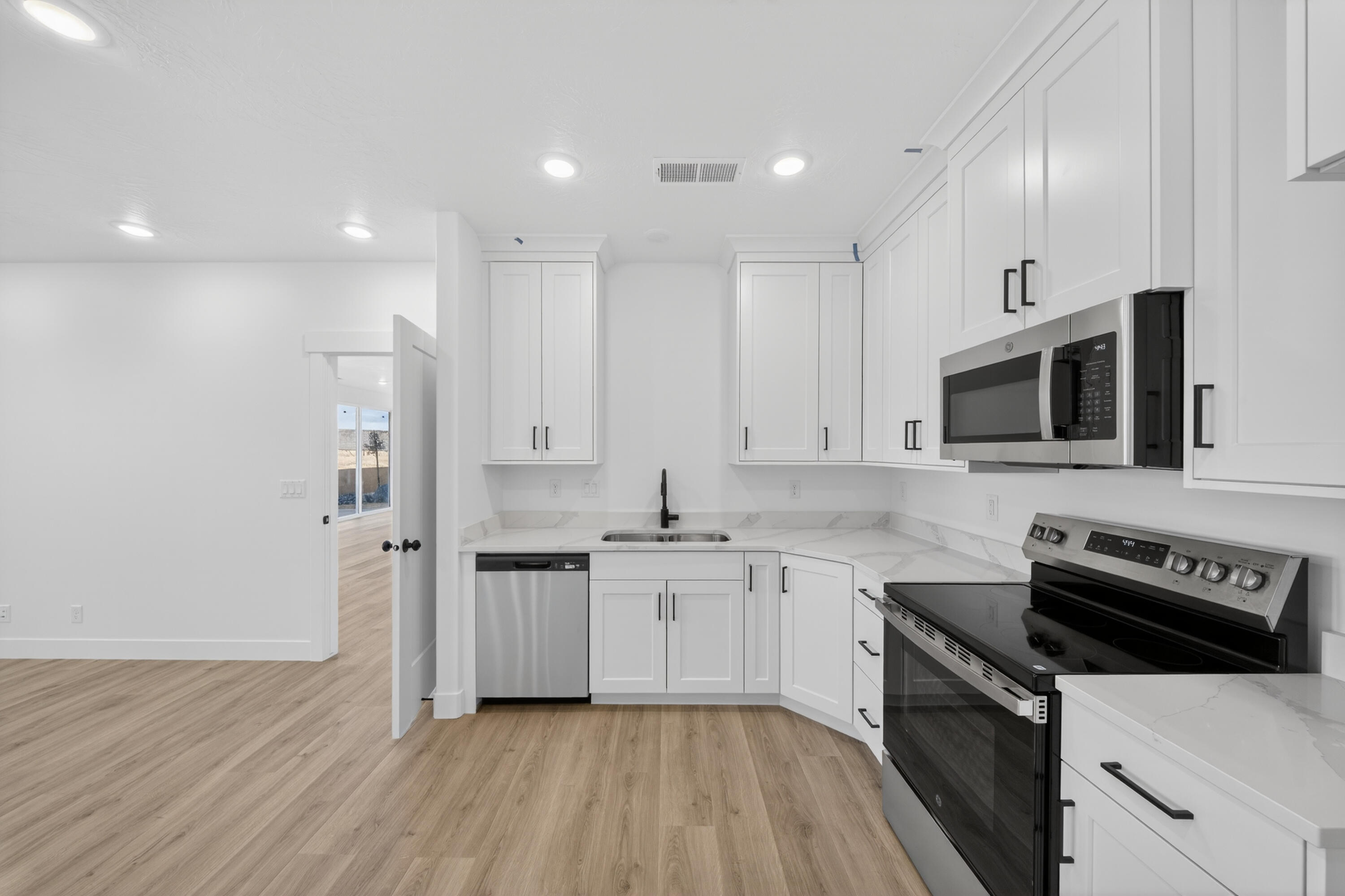 SALARNO HILLS AT DIVARIO - Residential