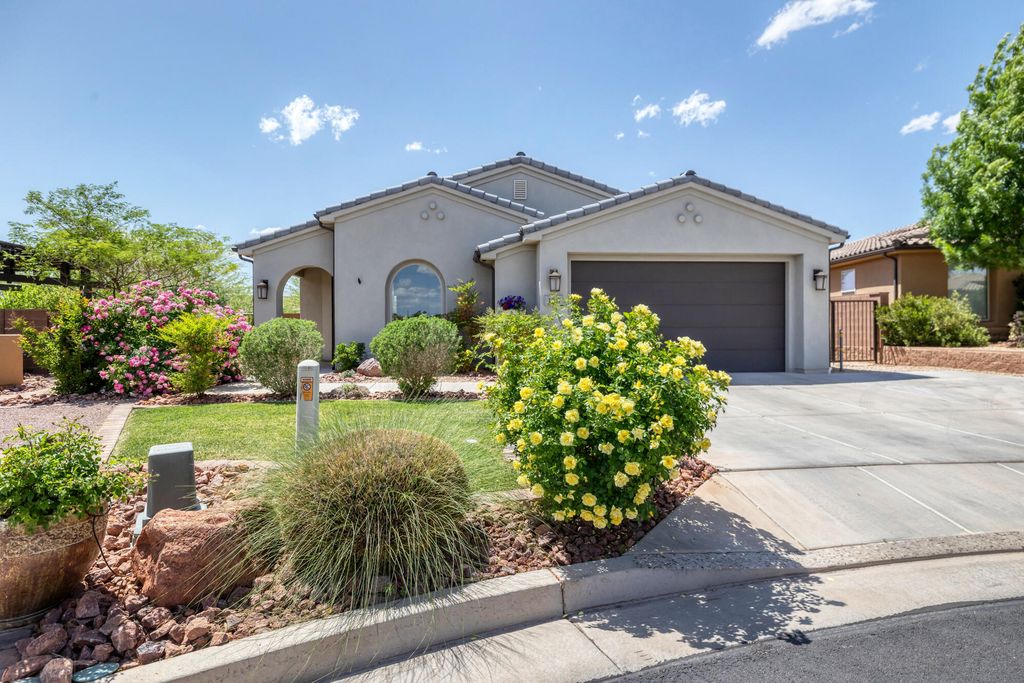 Photo of 1009 N BLUE TOPAZ DR, Washington, UT 84780 (MLS # 26-269984)