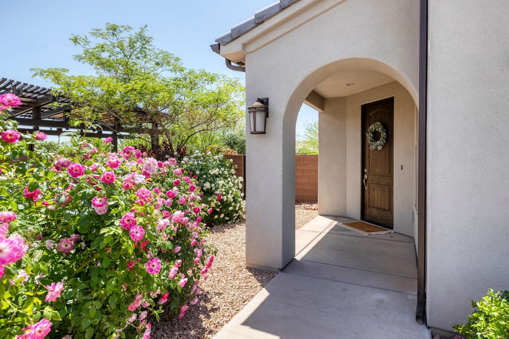 Photo of 1009 N BLUE TOPAZ DR, Washington, UT 84780 (MLS # 26-269984)