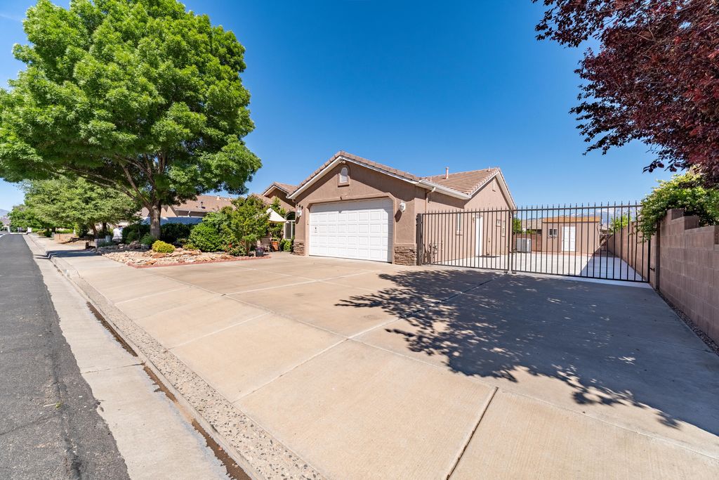 Photo of 249 E CANTERWOOD DR, Washington, UT 84780 (MLS # 26-271349)