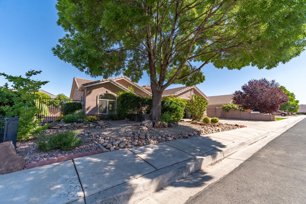 Photo of 249 E CANTERWOOD DR, Washington, UT 84780 (MLS # 26-271349)