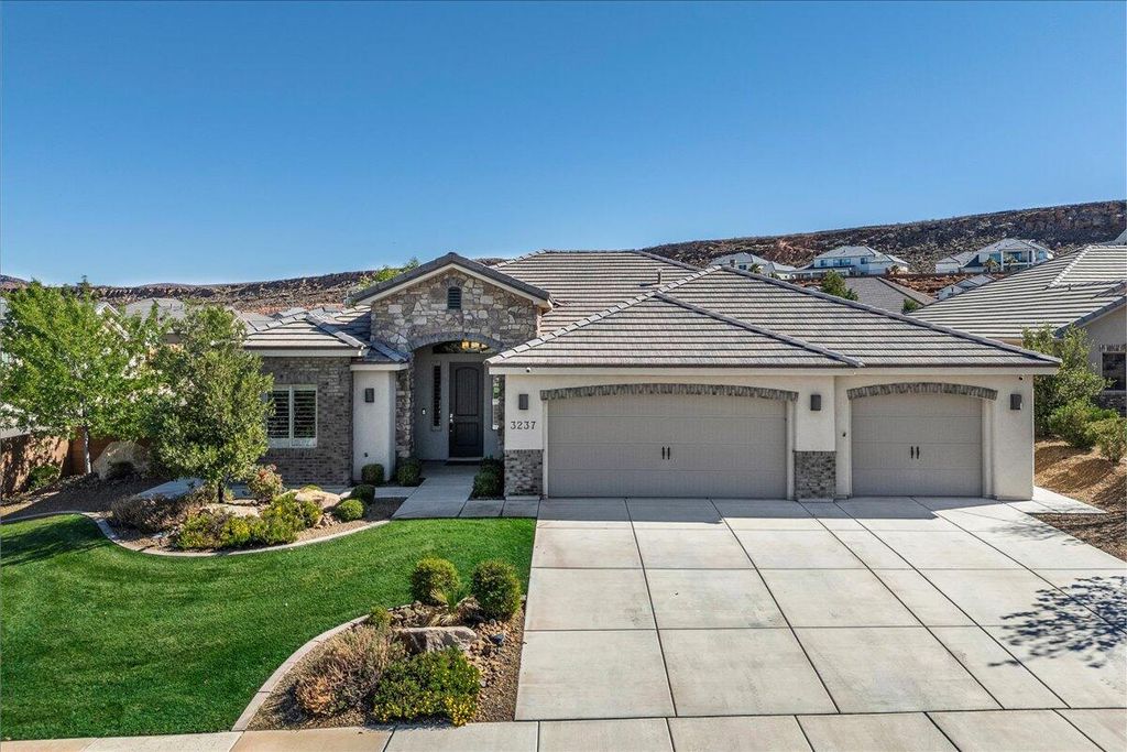 Photo of 3237 S Tiger Maple CIR, Saint George, UT 84790 (MLS # 25-266087)