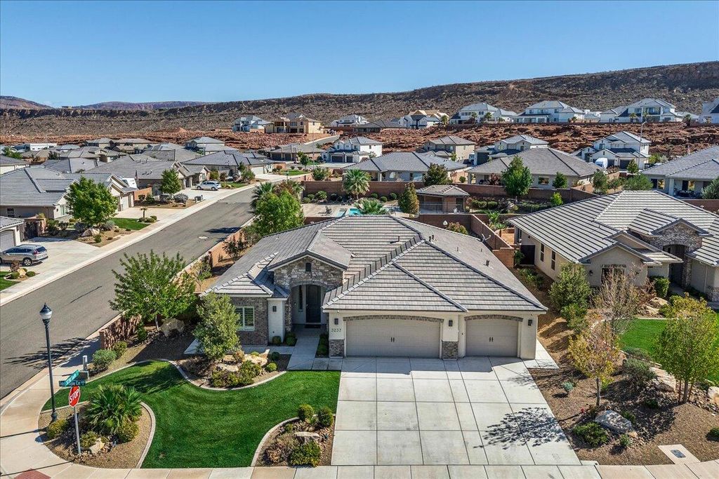 Photo of 3237 S Tiger Maple CIR, Saint George, UT 84790 (MLS # 25-266087)