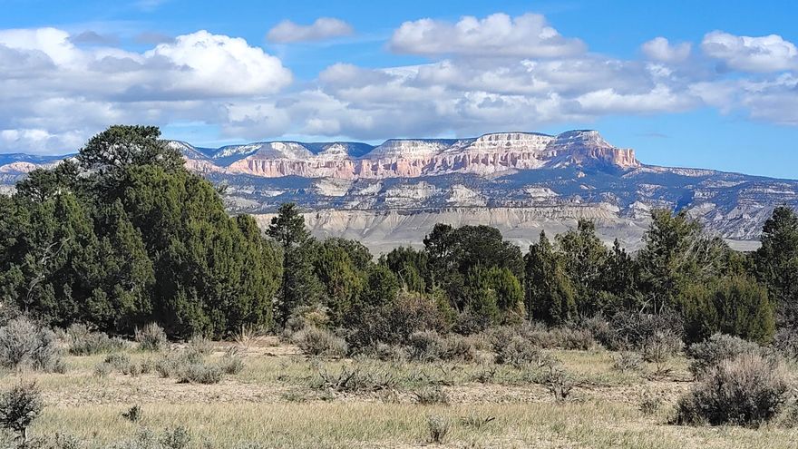 160 Acres Bordering Bryce Canyon National Park, zoned Recreational, Residential, or Commercial. Views in all directions. Developer'sDream. Family Farm or Ranch with 360 views. Recreational Hotspot next to Bryce and within an a few hours of The Mighty Five - Utah's 5 National Parks.Drone footage: https://youtu.be/X7yHU4Z7Jfo?si=_MPi_JmyiM6qn5Ld