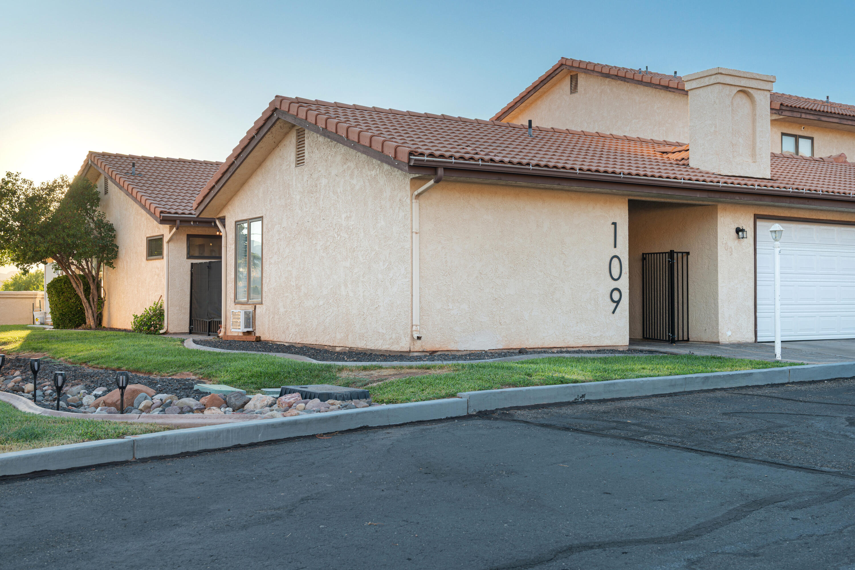 LAURELWOOD CONDOS - Residential