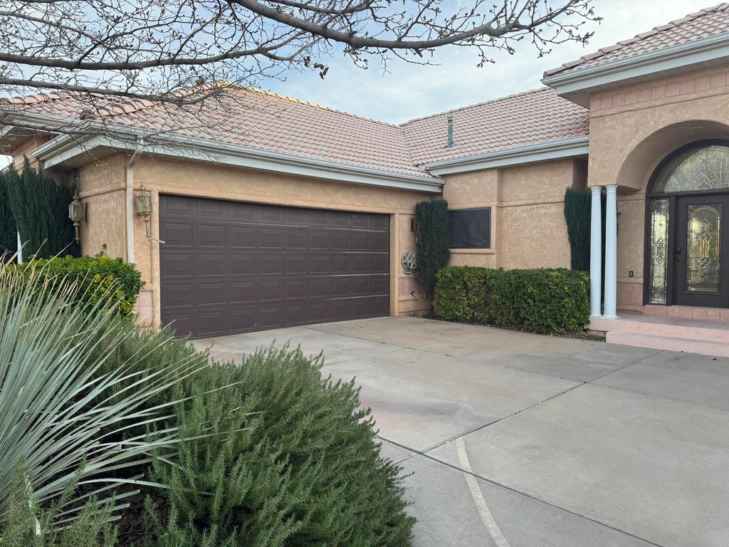 Photo of 823 N DUSK DR, Saint George, UT 84770 (MLS # 26-272461)
