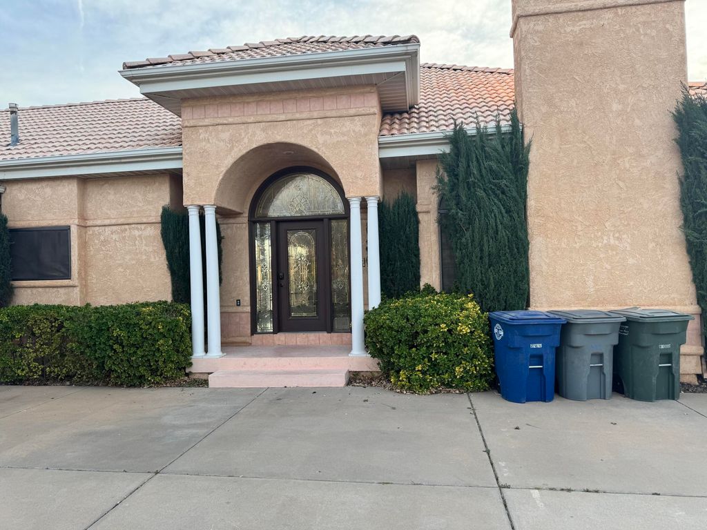 Photo of 823 N DUSK DR, Saint George, UT 84770 (MLS # 26-272461)