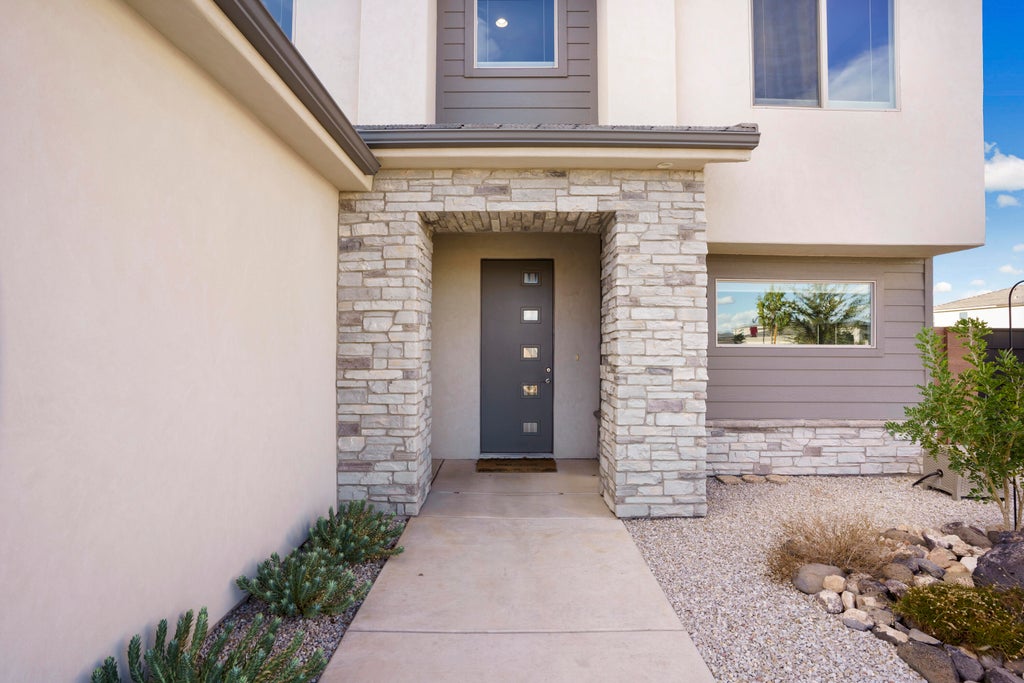 Photo of 1501 E Mountain Trail, Saint George, UT 84790 (MLS # 26-276310)
