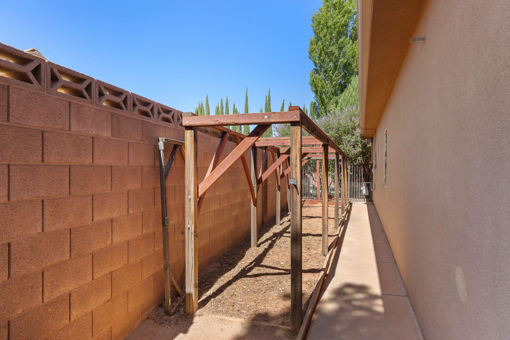 BLOOMINGTON HILLS - Residential