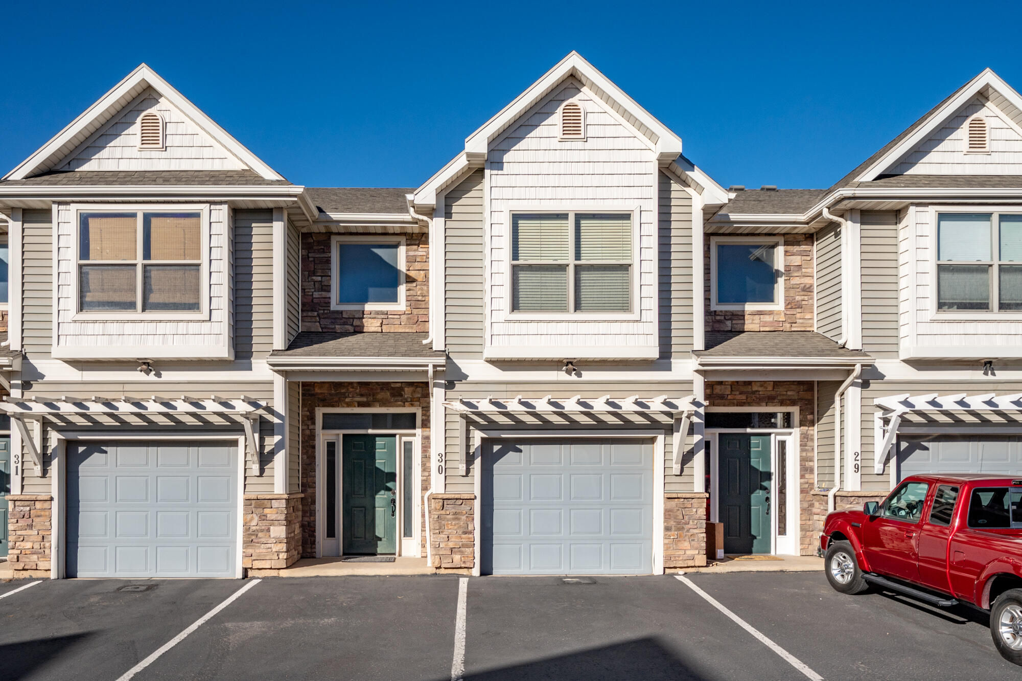 This townhome is located in downtown Cedar City and offers 3 bedrooms and 2.5 bathrooms, totaling 1,578 square feet of living space. The design is updated and modern. Great location with paved road and sidewalks, featuring an attached garage. Bicentennial Park is nearby, and Brian Head is a short drive away, providing many accessible recreational options. The property includes upgraded finishes, making it suitable for first-time buyers or investors. This is an amazing opportunity to consider for those looking to purchase in the area.