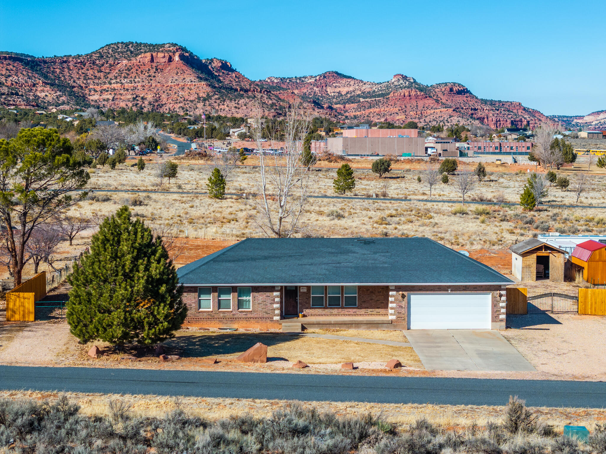 Main image without alt text