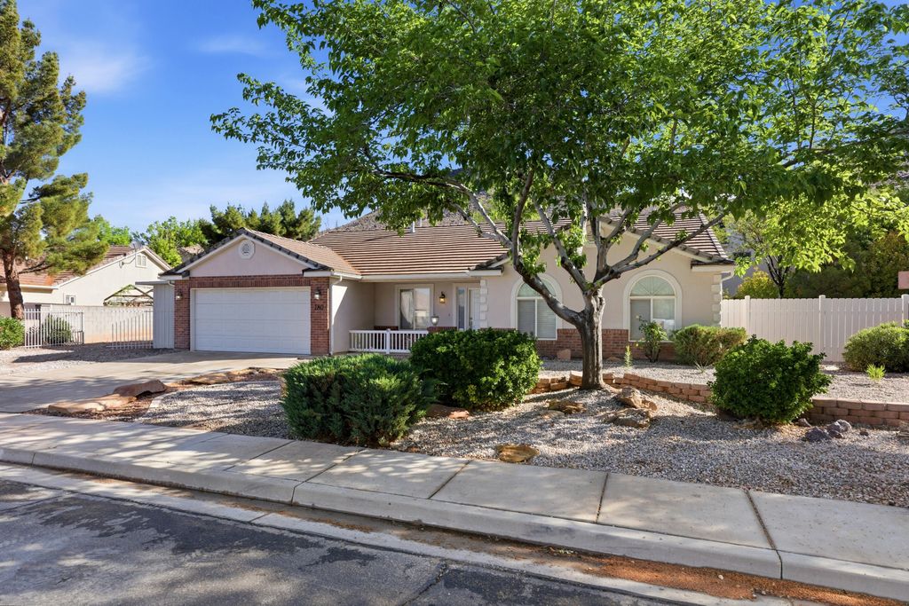 Photo of 180 N ECLIPSE DR, Saint George, UT 84770 (MLS # 26-271498)