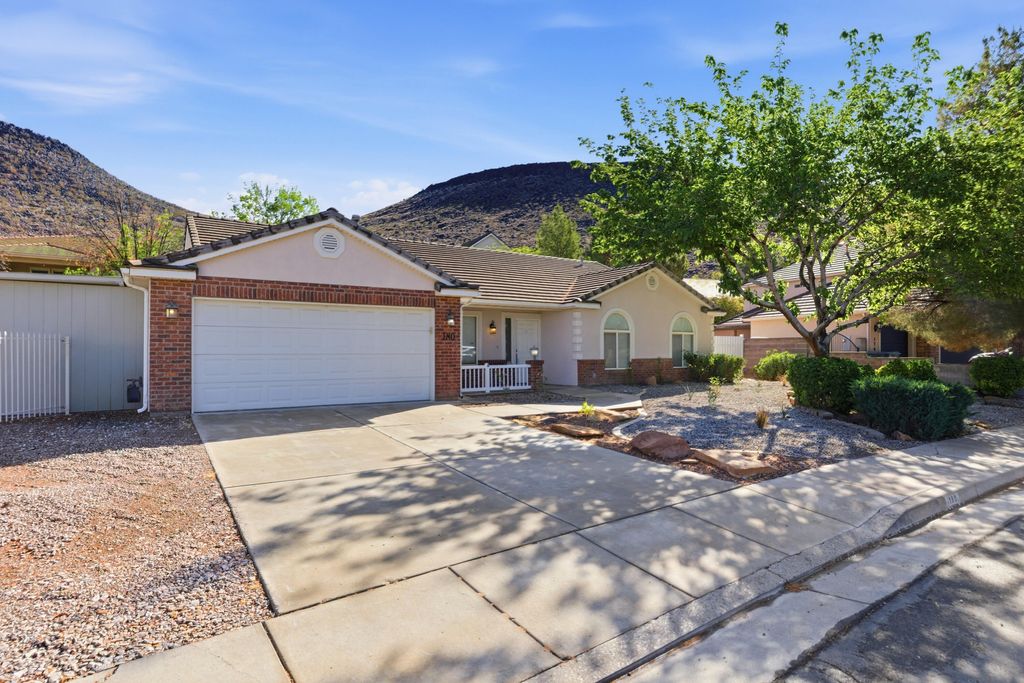 Photo of 180 N ECLIPSE DR, Saint George, UT 84770 (MLS # 26-271498)