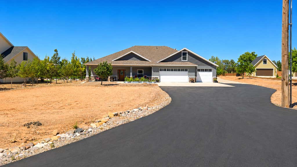 Photo of 848 W Old Highway 91, Parowan, UT 84761 (MLS # 26-274866)