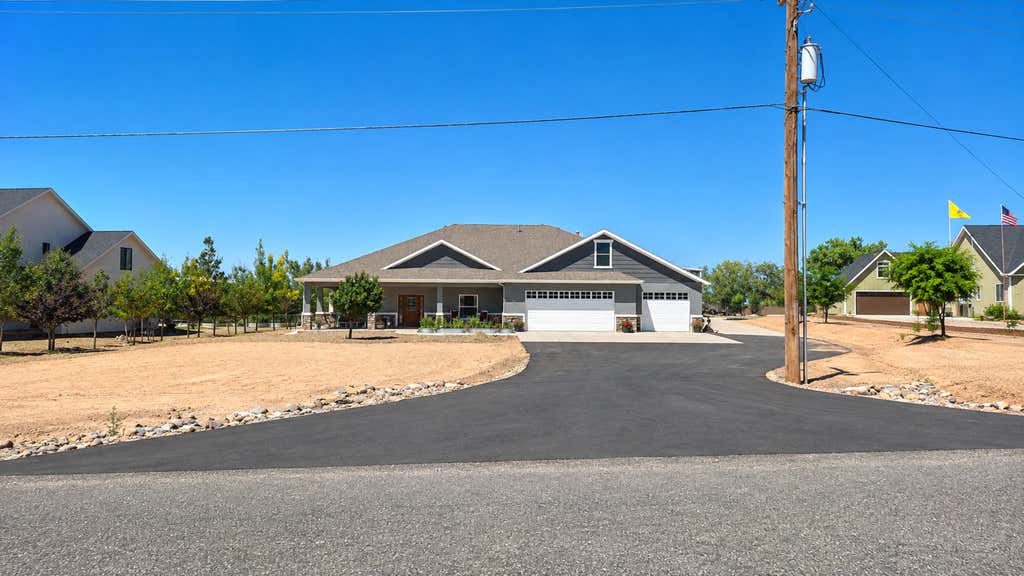 Photo of 848 W Old Highway 91, Parowan, UT 84761 (MLS # 26-274866)