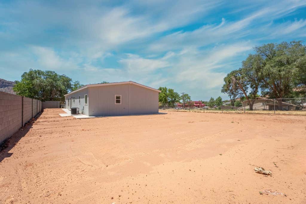 Photo of 464 E JESSOP Ave, Hildale, UT 84784 (MLS # 26-273678)