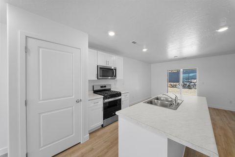 Tiny photo for 1927 Queens Garden DR, Washington, UT 84780 (MLS # 26-268489)
