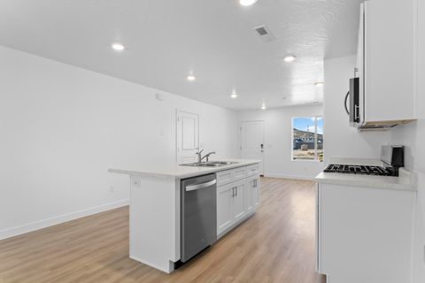Tiny photo for 1927 Queens Garden DR, Washington, UT 84780 (MLS # 26-268489)