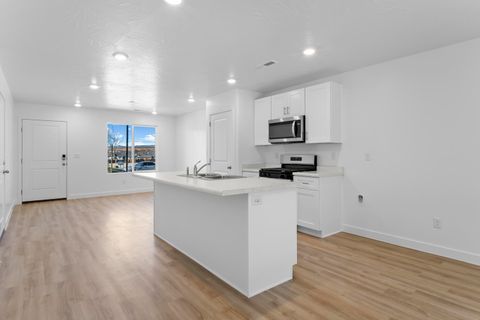 Tiny photo for 1927 Queens Garden DR, Washington, UT 84780 (MLS # 26-268489)
