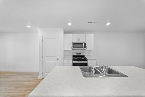 Tiny photo for 1927 Queens Garden DR, Washington, UT 84780 (MLS # 26-268489)