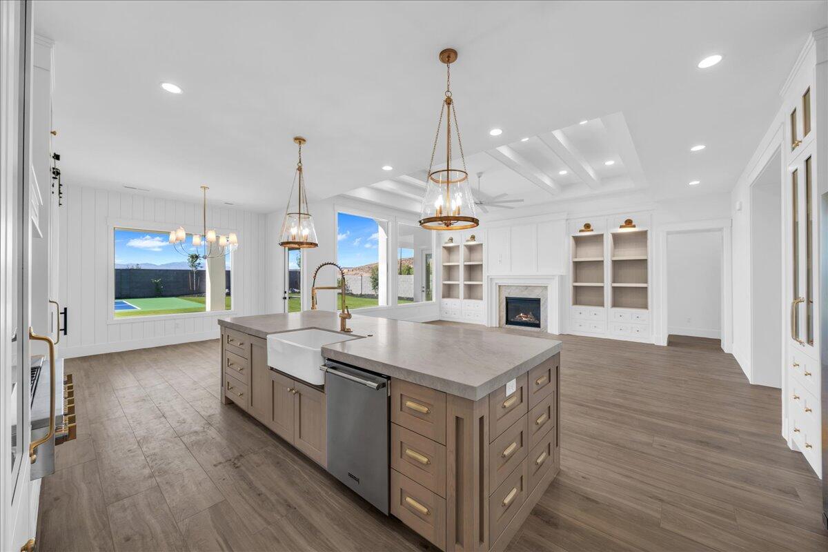 QUEENSRIDGE - Residential