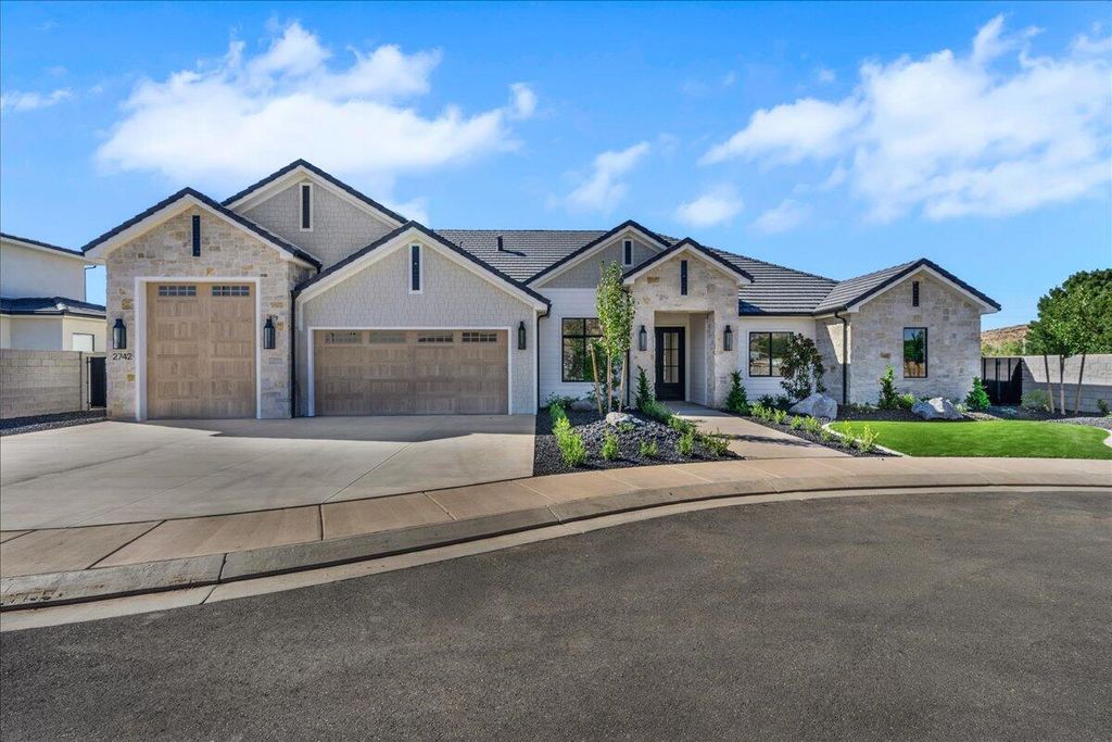 Photo of 2742 S Farmland DR, Washington, UT 84780 (MLS # 25-266131)