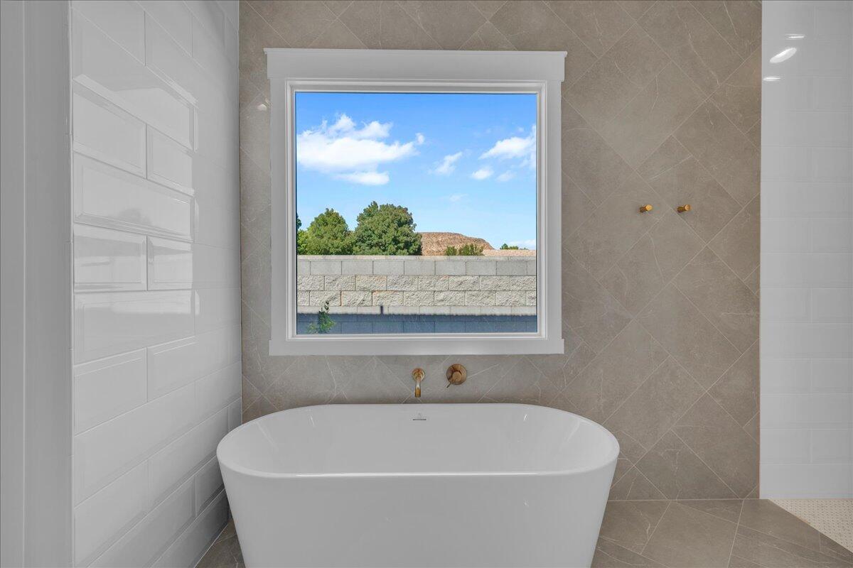 QUEENSRIDGE - Residential