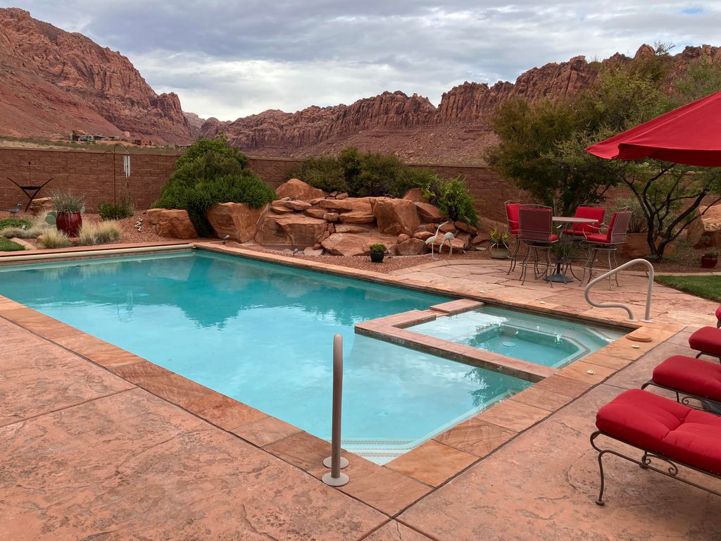 Photo of 1068 E Grandview DR, Ivins, UT 84738 (MLS # 25-266235)