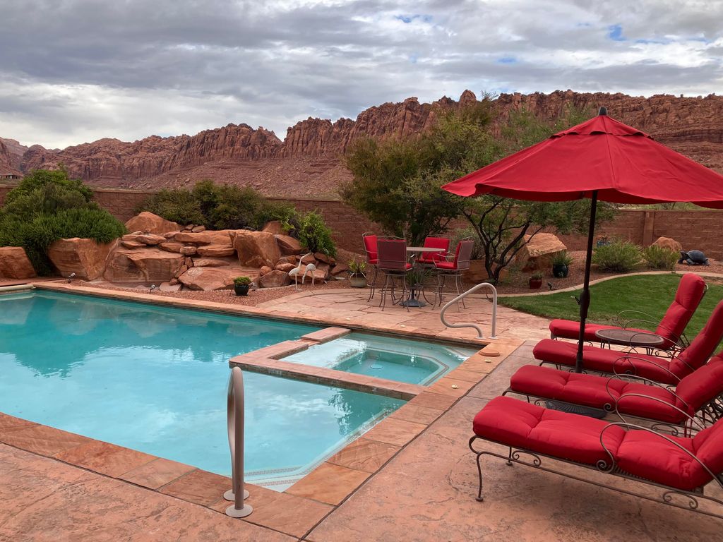 Photo of 1068 E Grandview DR, Ivins, UT 84738 (MLS # 25-266235)