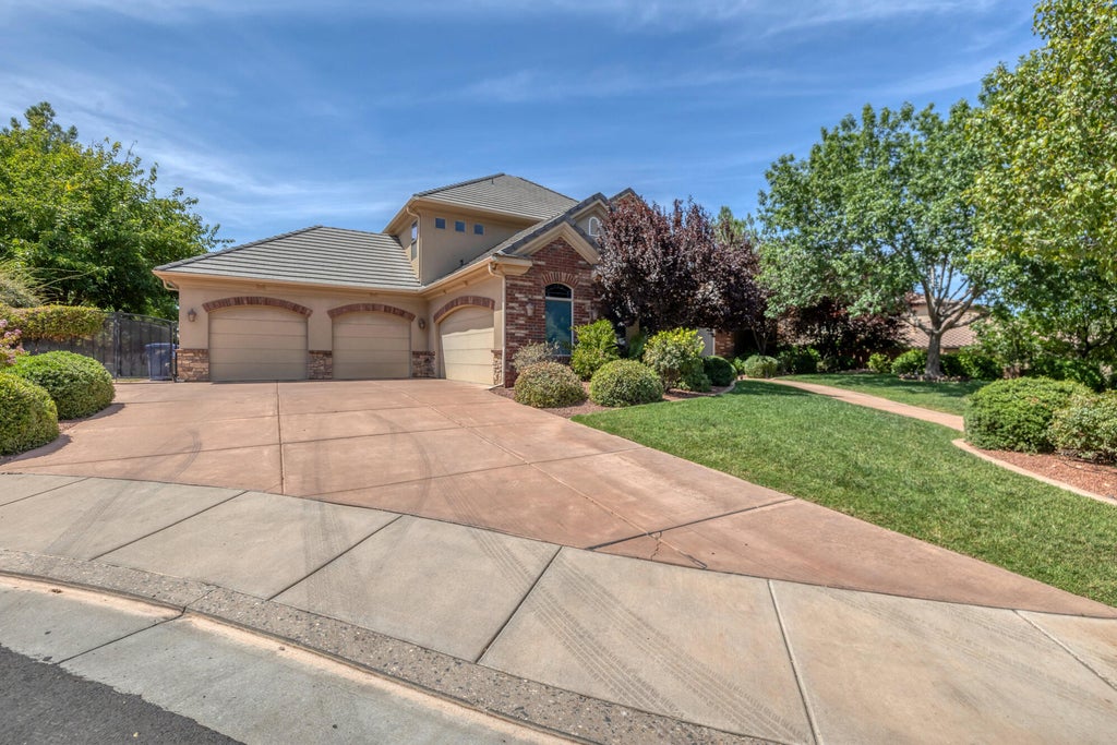 Photo of 1396 S Lake CIR, Saint George, UT 84790 (MLS # 26-275394)