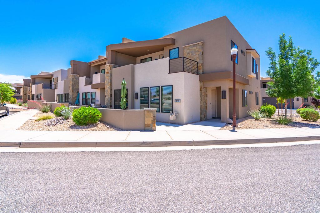 Photo of 2298 N PARK CENTER DR, Washington, UT 84780 (MLS # 26-271531)