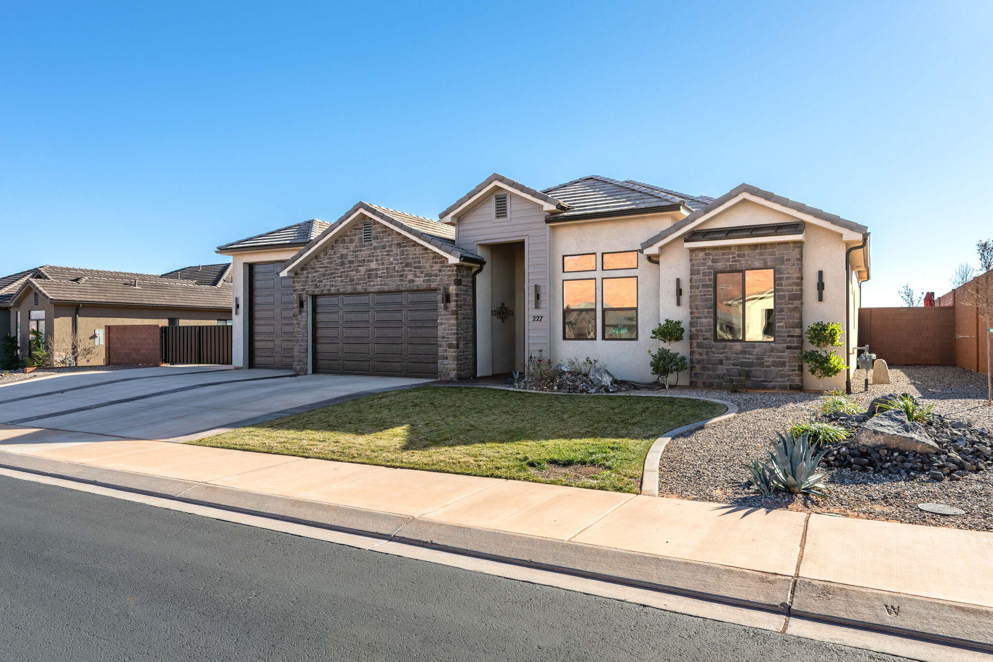 Main image without alt text