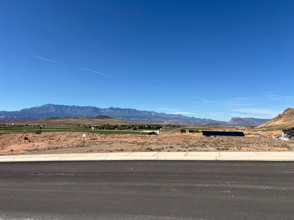 Photo of 934 W 3270 S, Hurricane, UT 84737 (MLS # 26-271326)